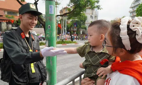 “Bộ đội nhí” chìa tay chào chiến sĩ cơ động tại buổi sơ duyệt diễu binh, diễu hành