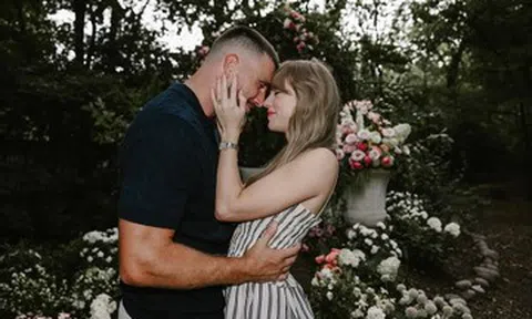 Taylor Swift khoe nhẫn kim cương 'khủng' trong lễ đính hôn đẹp như cổ tích