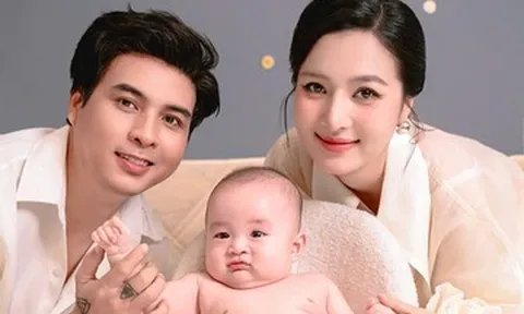 Ca sĩ Hồ Quang Hiếu: Hạnh phúc làm bố ‘bỉm sữa’, yêu chiều vợ trẻ kém 17 tuổi