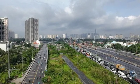 Cửa ngõ TP HCM “ngộp thở” ngày đầu nghỉ lễ 2-9