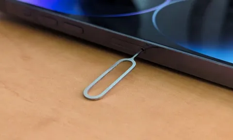 Đã đến lúc iPhone 17 bỏ hẳn khay SIM