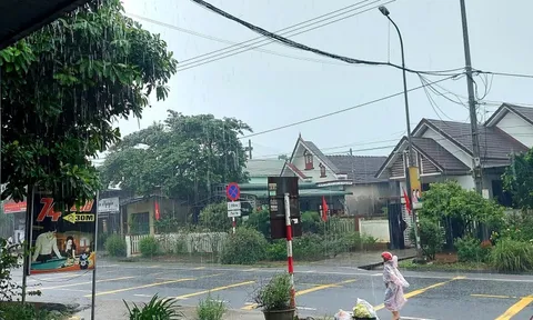 Quảng Trị mưa trắng trời, phao tiêu hàng hải dài 12m dạt vào bờ biển