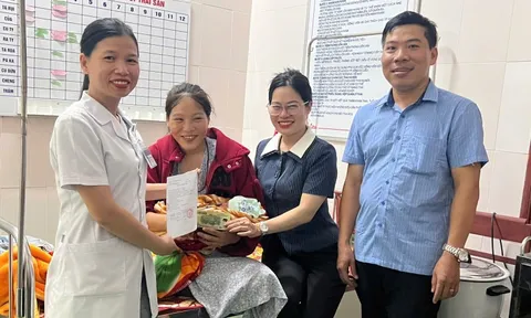 Sản phụ sinh con ngay tại trạm y tế khi đi nhận quà Quốc khánh, đặt tên Hồ Quốc Khánh