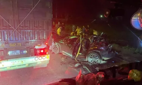 Đang chờ đèn đỏ, ô tô 7 chỗ bị xe tải tông bẹp dúm khiến 3 người thương vong