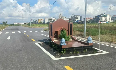 Dừng lưu thông qua khu vực có ngôi mộ án ngữ giữa đường