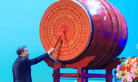 Tổng Bí thư Tô Lâm đánh trống khai giảng năm học 2025 - 2026