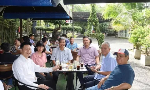 Cà phê sáng và "tám" chuyện với lãnh đạo xã