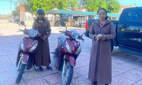 Hai người phụ nữ bằng tuổi, đi xe máy giống hệt nhau bị mời lên công an: Lý do không tưởng