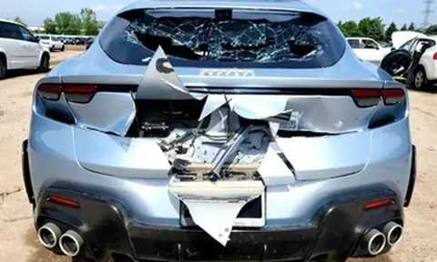 Siêu SUV Ferrari Purosangue nát bét sau tai nạn, rao bán giá 'bèo' trên mạng