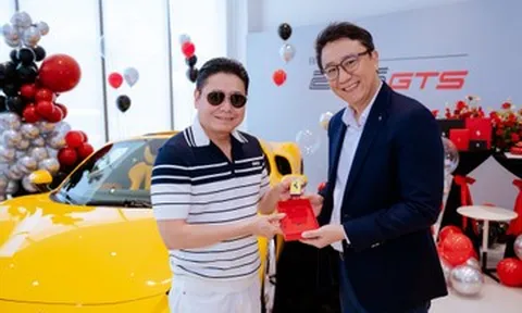 Ferrari 296 GTS mui trần cập bến Việt Nam, chủ nhân là bác sĩ thẩm mỹ nổi tiếng