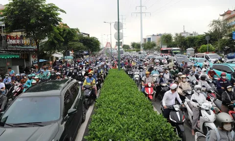 Gỡ ùn tắc cầu Bình Triệu: Phân luồng, khôi phục bến phà