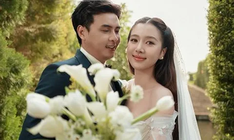 Ca sĩ Hồ Quang Hiếu hôn say đắm, thực hiện lời hứa với bà xã kém 17 tuổi Tuệ Như