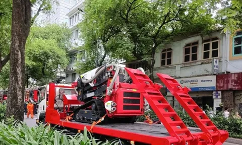 Cháy căn hộ chung cư ở TPHCM, hàng chục cảnh sát cùng robot hiện đại đến dập lửa