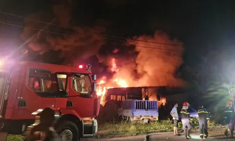 Kho phế liệu bốc cháy suốt 3 giờ ở Đăk Cấm