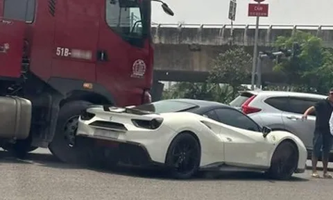 Siêu xe Ferrari 488 va chạm xe đầu kéo gây xôn xao trên mạng, giá bán rất rẻ