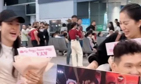 Viện trưởng Khánh Thi bật khóc ở sân bay sau thành tích lịch sử của Phan Hiển