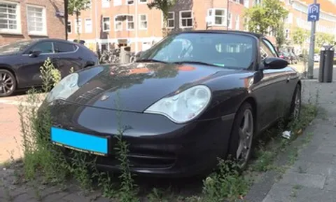 Xót xa siêu xe Porsche 911 tiền tỷ bị bỏ hoang, chủ xe mất tích