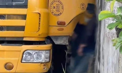 Tài xế bị xe tải mình vừa điều khiển ép tử vong