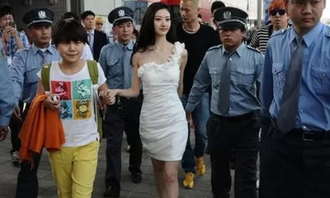 Tiết lộ chuyện dở khóc dở cười và cát sê của vệ sĩ cho ngôi sao hạng A