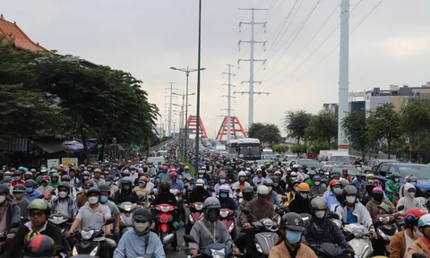 Phó Thủ tướng: Hà Nội và TP HCM sớm công khai lộ trình chuyển sang xe điện, kèm hỗ trợ