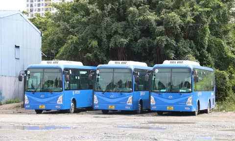 Xe buýt 60-5 “cứu nguy” sinh viên KTX khu B