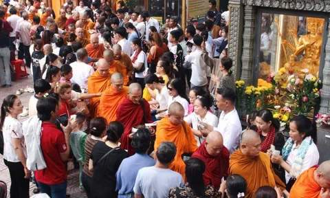 TP HCM: Nghi thức đặt bát cúng dường cho 100 vị Đại đức tại chùa Chantarangsay