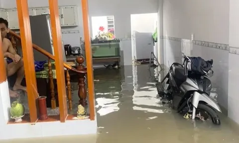 Đồng Nai nhiều nơi ngập nặng sau mưa lớn, xe ô tô lật ngang
