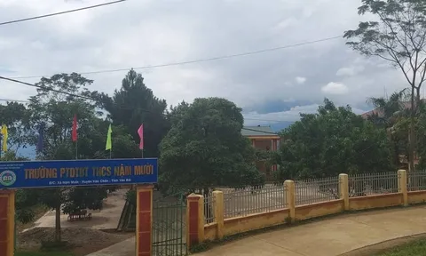 Sập trụ cổng trường, 2 anh em ruột tử vong