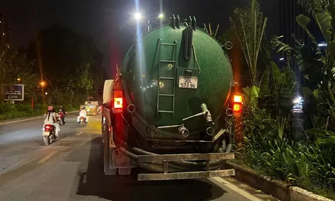 Bắt cặp vợ chồng xả trộm gần 50 m3 chất thải bể phốt gây mùi nồng nặc trên sông Tô Lịch
