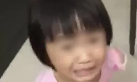 Công an vào cuộc vụ bố đẻ dùng dao đe doạ, đánh chửi bé gái vì mẹ "không gửi tiền về"