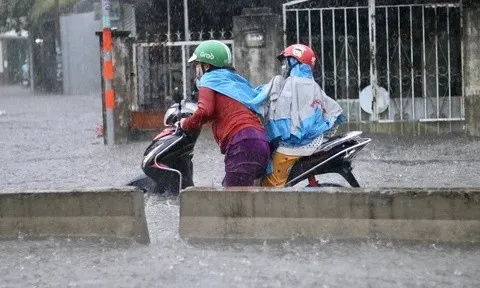 Chủ tịch Hà Nội khuyến cáo người dân hạn chế ra đường khi siêu bão Ragasa đổ bộ