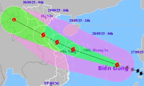 Bão số 10 Bualoi giật cấp 15, lao nhanh với tốc độ 35-40 km/giờ, hướng vào miền Trung