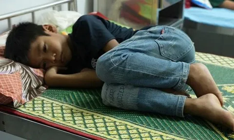 Vụ 40 học sinh ngộ độc: Nữ phó hiệu trưởng nói gì về clip "ngăn học sinh đi viện" gây tranh cãi?