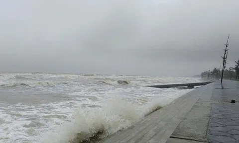 VIDEO: Bão số 10 Bualoi giật cấp 15 áp sát, bầu trời tối đen, biển động dữ dội