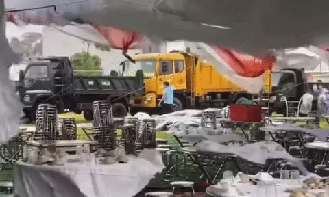 Xót xa rạp cưới ở Đà Nẵng bị gió quật te tua trong bão số 10 Bualoi