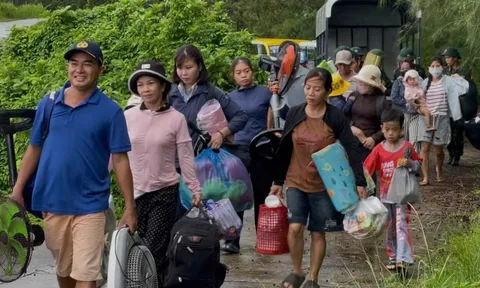 Người dân đặc khu Cồn Cỏ tay xách, nách mang xuống hầm tránh bão số 10 Bualoi