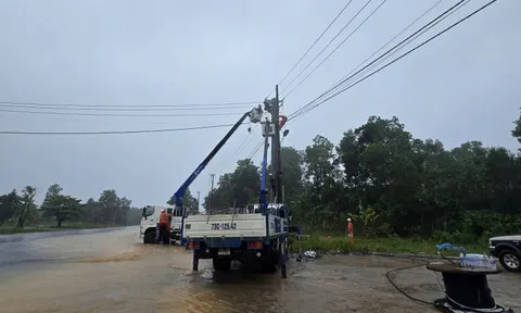 EVNCPC khôi phục cấp điện cho gần 509.000 khách hàng miền Trung sau bão số 10
