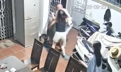 Người đàn ông bị tố phá cổng nhà hàng xóm, xông vào đánh phụ nữ