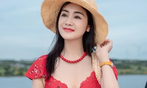 NSND Thu Hà trẻ trung tuổi U60, nhạc sĩ tỷ view Nguyễn Văn Chung ngủ gục ở sân bay