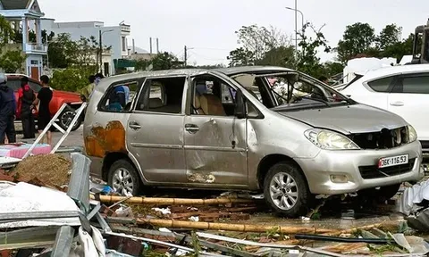 Ô tô bị thổi bay, sập mố cầu ở Thanh Hóa trong bão số 10