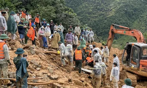 Vụ sạt lở vùi lấp 4 người trong gia đình: Tìm thấy thi thể nạn nhân đầu tiên