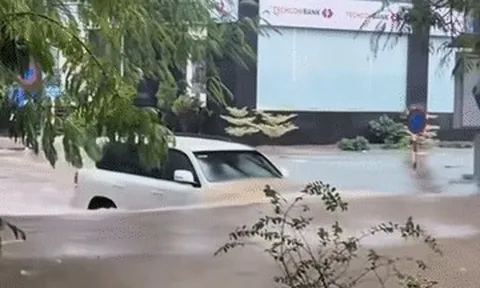 Những chiếc xe có màn lội nước ấn tượng ở trận ngập lụt Hà Nội
