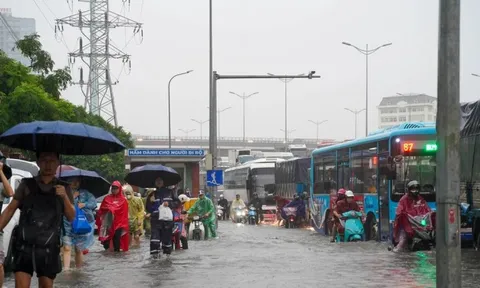 Mưa vượt công suất thoát nước, hồ Hoàn Kiếm nước dâng gần ngưỡng 8m