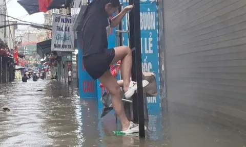 VIDEO: Trong nhà ngập sâu, người dân Phú Đô phải đu thang thoát ra ngoài