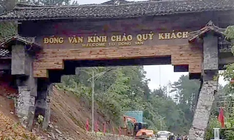 VIDEO: Cổng chào cao nguyên đá Đồng Văn - điểm check in nổi tiếng đổ sập trong chớp mắt
