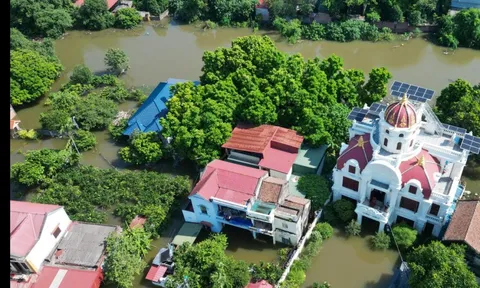 Biệt thự chìm trong biển nước, làng Quả Cảm thành "ốc đảo" giữa Bắc Ninh