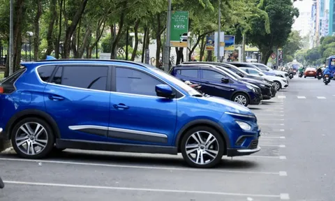 TP HCM cho phép đỗ xe, sạc điện cùng lúc trên lòng đường