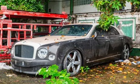 Xót xa chiếc xe siêu sang Bentley Mulsanne 30 tỷ bỏ hoang 7 năm trên phố Hà Nội