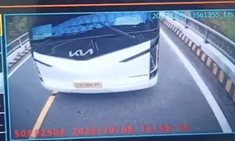 CLIP: Xe khách lấn làn trên cầu ở đèo Khánh Lê, tài xế còn chửi bậy