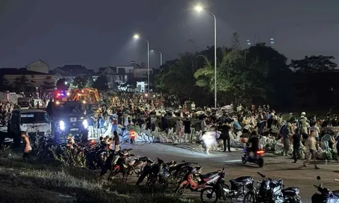 Nước sông Cầu dâng cao, các lực lượng căng mình đắp đê Tam Giang trong đêm